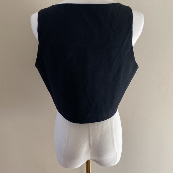 Minaself Cropped Button Vest - Picture 4 of 7